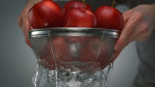 Frau wäscht Äpfel in Sieb — Stockvideo