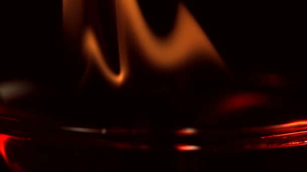 Огонь, выдувающий из бокала мартини — стоковое видео
