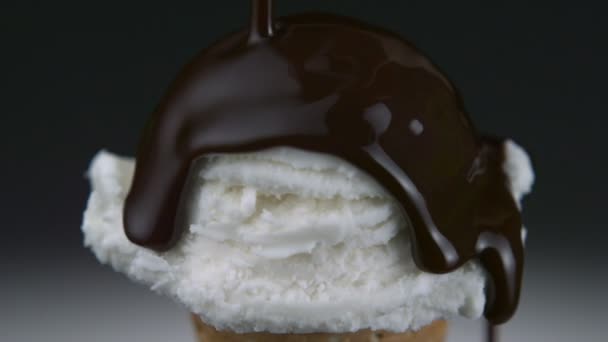 Molho de chocolate em sorvete — Vídeo de Stock