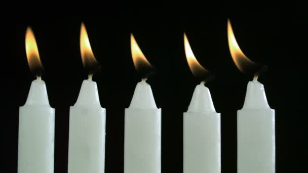 Candele soffianti su sfondo nero — Video Stock