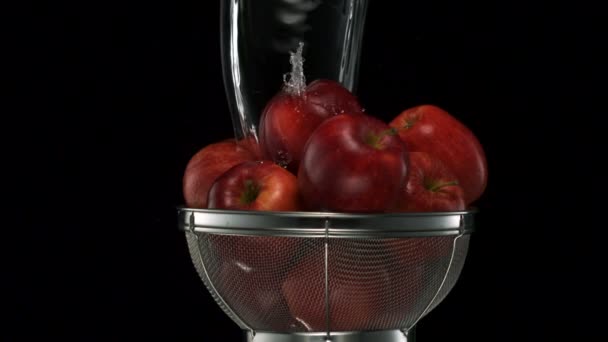 Lavado de manzanas en tamiz — Vídeo de stock