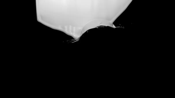 éclaboussures liquides sur fond noir 