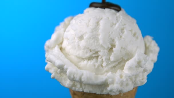 アイスクリームにチョコレート ソース — ストック動画
