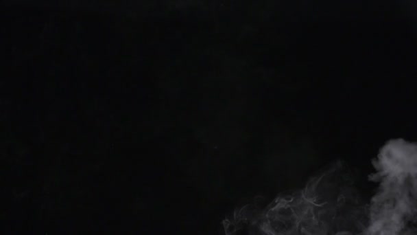 Fumaça saindo em fundo preto — Vídeo de Stock