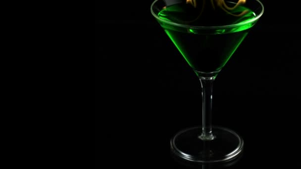 Fogo soprando de vidro martini — Vídeo de Stock