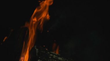 Günlükleri ateş çukuru içinde yanan