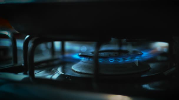 Heating up the frying pan — Stock Video