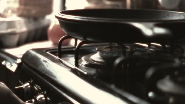 Πρόσωπο που θερμαίνει επάνω στο τηγάνι — Αρχείο Βίντεο