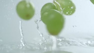 su yüzeyine düşen üzüm