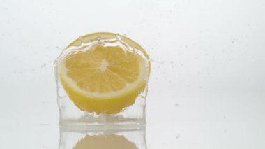 Su yüzeyine sıçrayan limon