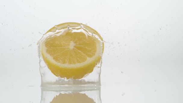 Lemon bouncing on water surface — Stock Video