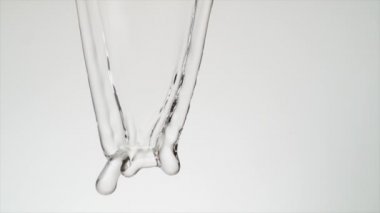 su akışı ile düşen çiçekler