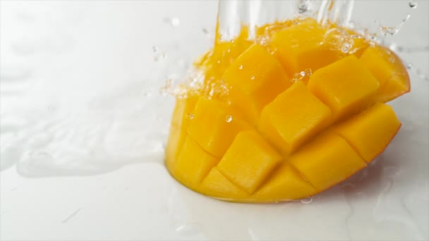 Water splashing on mango — Stock Video