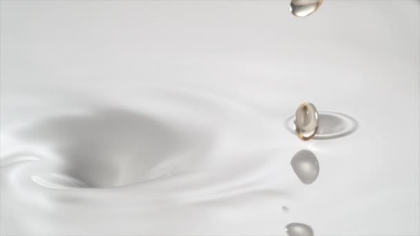 维生素落入液体 — 图库视频影像