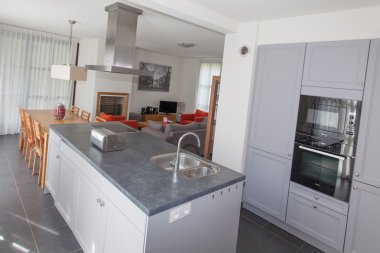 Paslanmaz çelik aletleri ile lüks modern mutfak