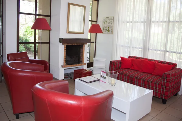 Klasyczne interiorof pokoju felicias z czerwonym kanapa. — Zdjęcie stockowe