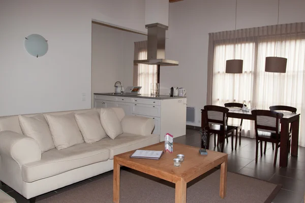 Mysiga flat - vit soffa i vitt vardagsrum — Stockfoto