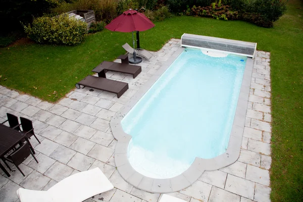 Piscina con vista a la cubierta de piedra — Foto de Stock