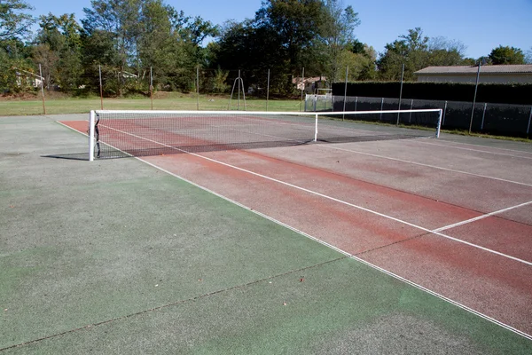 Líneas blancas en la pista de tenis de arcilla tiro al aire libre —  Fotos de Stock
