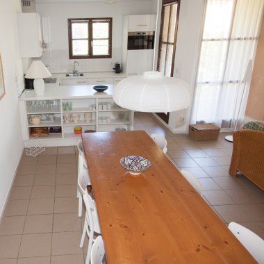 iç house, büyük modern bir mutfak, yemek masası