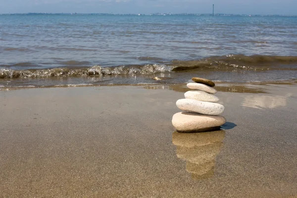 Stos zen kamienie na plaży pod błękitne niebo — Zdjęcie stockowe