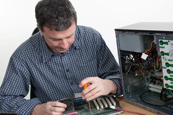 Engenheiro de informática confiante reparando hardware com alicates no escritório — Fotografia de Stock