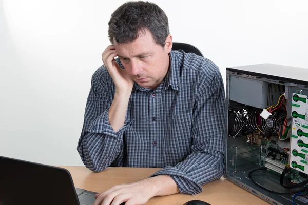 Hombre sin idea de cómo reparar su computadora —  Fotos de Stock