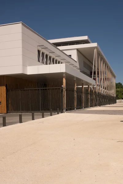 Un hermoso y moderno edificio de oficinas — Foto de Stock