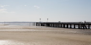 Uzun yaz mavi gökyüzü altında okyanusa iskelede