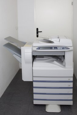 Beyaz bir arka planda izole ofis fotokopi makinesi