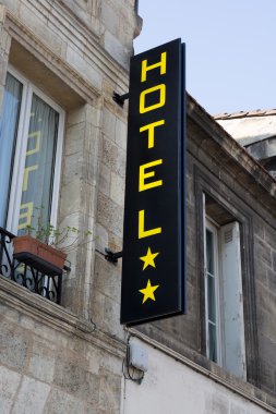 Bir cephe bir otelin önünde flama