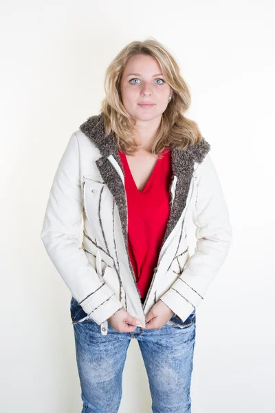 Mujer rubia joven con chaqueta de invierno se está congelando — Foto de Stock