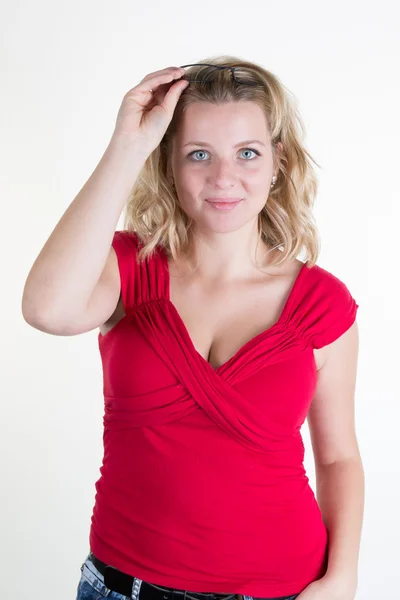 Mujer de negocios sosteniendo gafas y top rojo — Foto de Stock