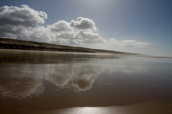 Plage ensoleillée de sable et ciel d'été avec nuages — Photo