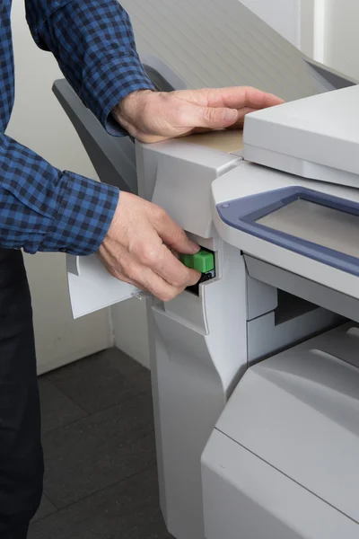Handyman fixando a impressora de escritório no trabalho — Fotografia de Stock