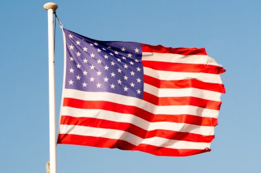 Amerika Birleşik Devletleri bayrağı mavi gökyüzü altında