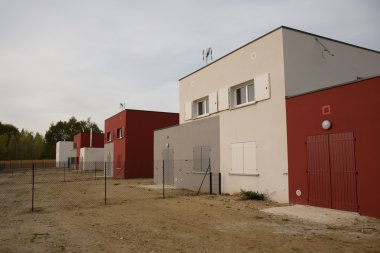 Modern bir kırmızı ve beyaz bungalow dış