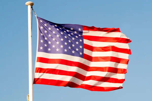 Bandera de Estados Unidos de América bajo el cielo azul — Foto de Stock