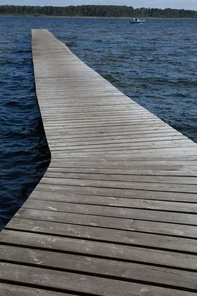 Άδειο ξύλινη προβλήτα στην όχθη της λίμνης — Φωτογραφία Αρχείου
