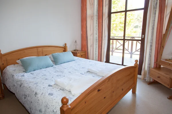 Bedroom interior in a beautiful bright house — Stock Photo, Image