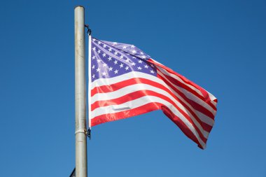 Mavi gökyüzünün altında güzel Amerikan bayrağı