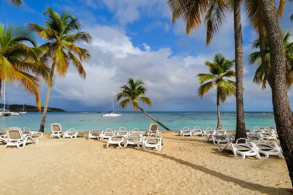 Κατάστρωμα καρέκλα τροπική παραλία καλοκαιρινός παράδεισος έννοια — Φωτογραφία Αρχείου