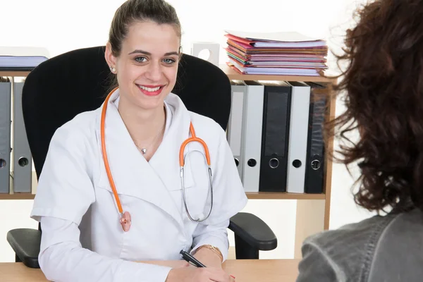 Dokter vrouwelijke diagnose uit te leggen aan haar vrouwelijke patiënt — Stockfoto