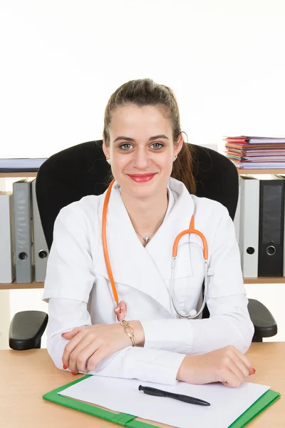 Retrato de jovem médica fazendo alguma papelada no hospital — Fotografia de Stock