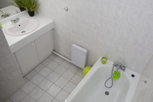 Belo interior branco de um banheiro em banheiro brilhante — Fotografia de Stock
