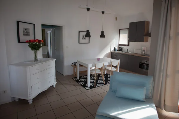 Дизайн інтер'єру домашньої вітальні з зручним синім диваном — стокове фото