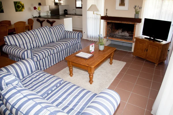 Niebieski pasiasty sofę w salonie w domu — Zdjęcie stockowe