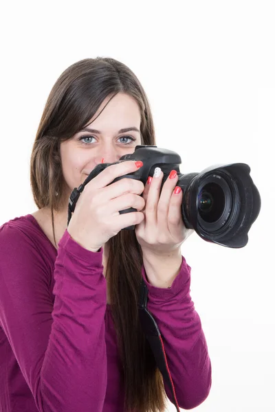 Vrouw neemt beelden houden fotografische camera, geïsoleerd op wit — Stockfoto