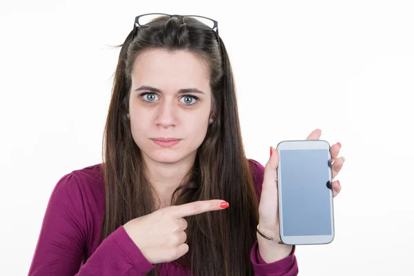 Mujer linda alegre señalando el dedo en la pantalla del teléfono inteligente aislado —  Fotos de Stock