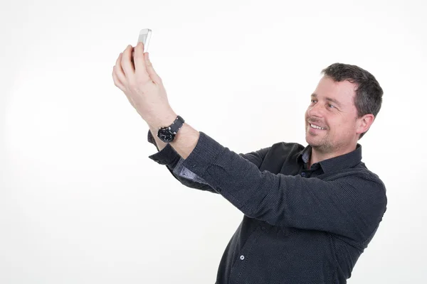 Kaukasische man neemt een selfie geïsoleerd op witte achtergrond — Stockfoto